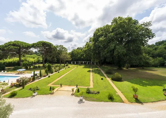 Вилла Domaine De Bellegarde Сустон